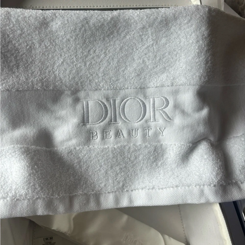 Dior Beauty Platinum gift- train case, head band, hand towel - Picture 12 of 13